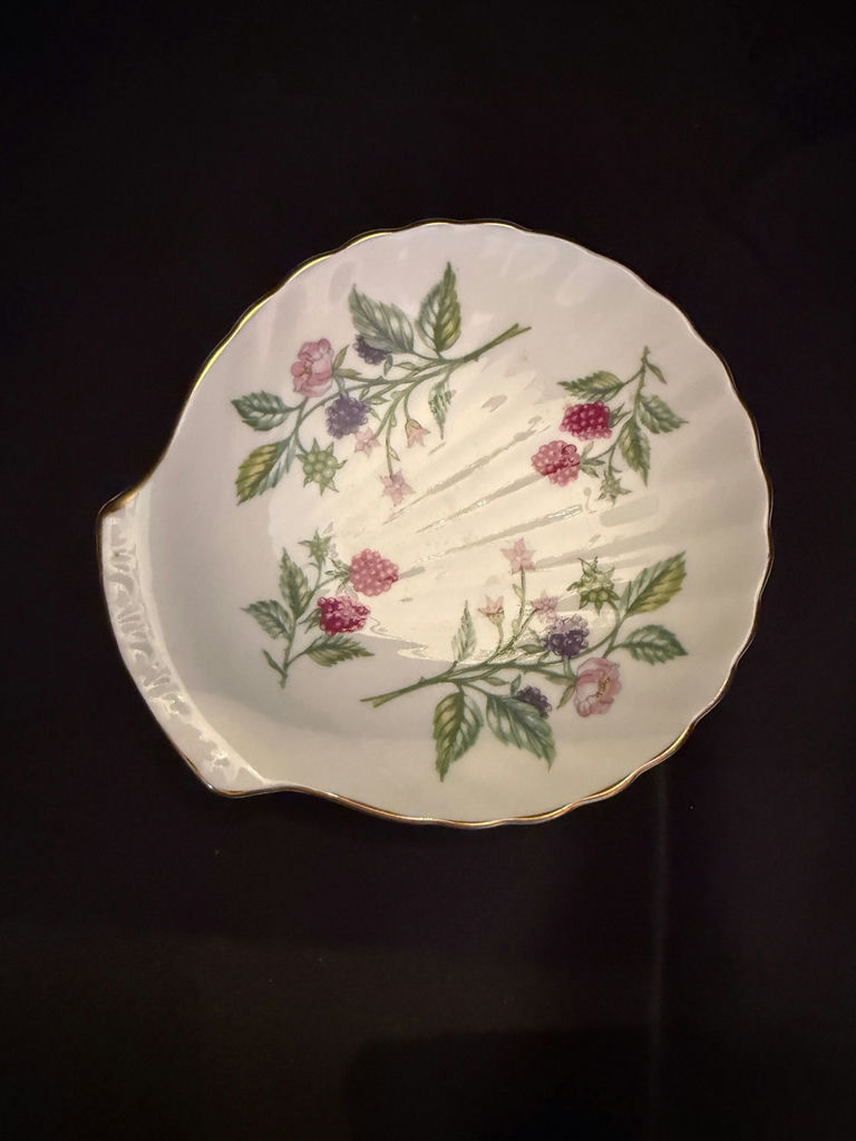 Royal Grafton Bramble pattern shell-shaped trinket dish - image 1 of 4