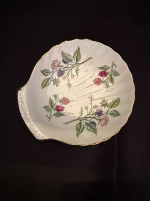 Royal Grafton Bramble pattern shell-shaped trinket dish - Image 1 of 4