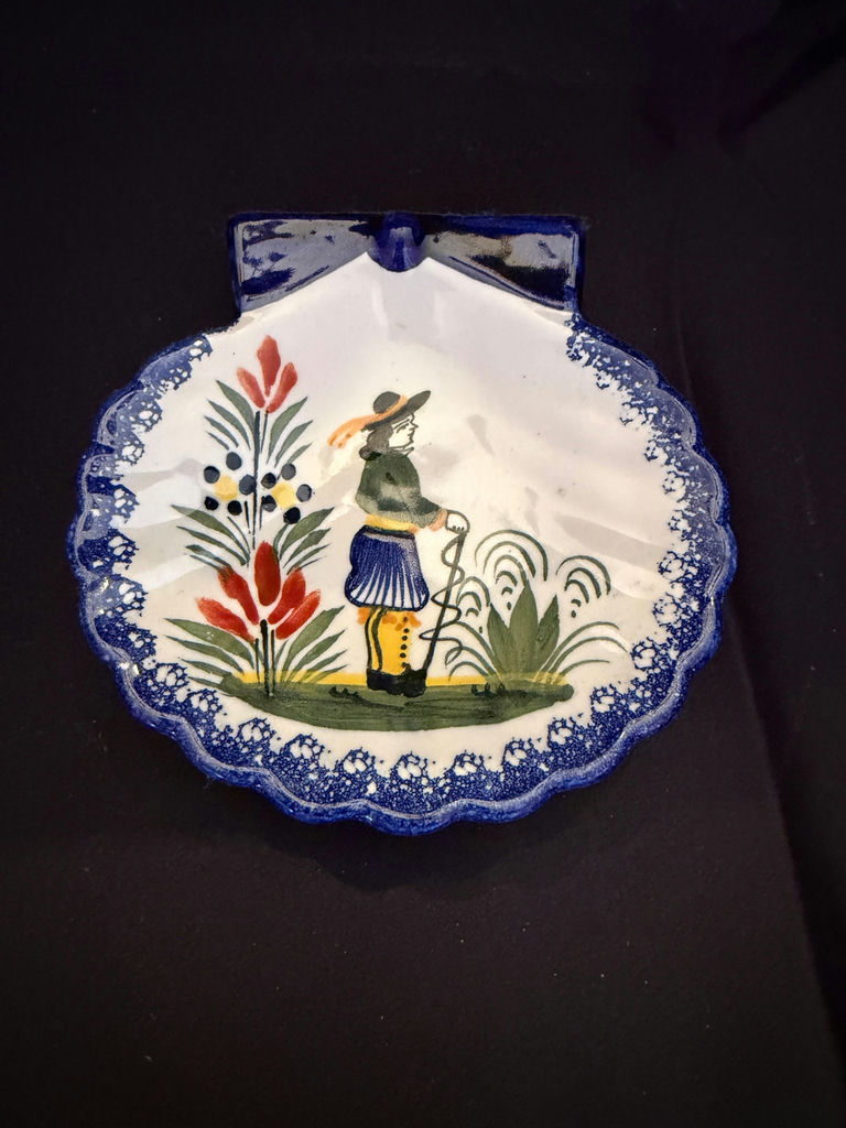 Vintage Henriot Quimper pottery shell-shaped dish - image 1 of 3