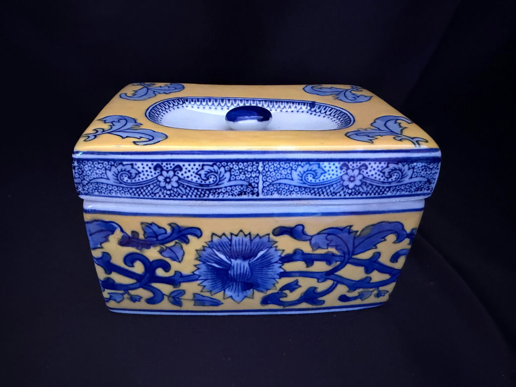 Vintage Chinese ceramic trinket box - image 1 of 5