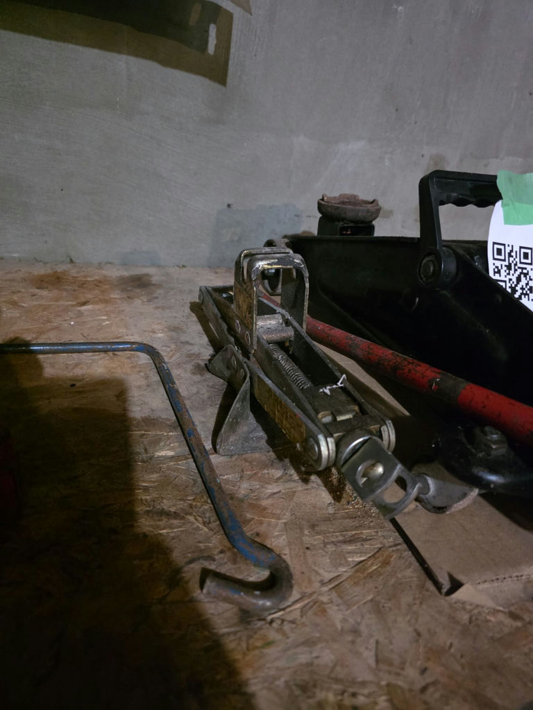 Hydraulic Bottle Jack, Scissor Jack, and Floor Jack - image 3 of 4
