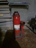 Hydraulic Bottle Jack, Scissor Jack, and Floor Jack - thumbnail 2 of 4
