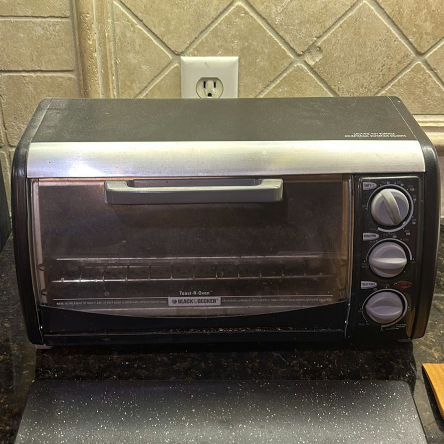 BLACK & DECKER Toast-R-Oven with Cutting Board, Wooden Spatula, and Oven Mitts - image 4 of 6