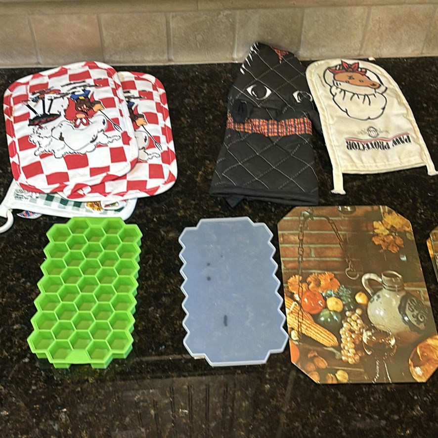 Assorted Decorative Serving Trays, Pot Holders, Oven Mitts, and Trivets - image 3 of 7