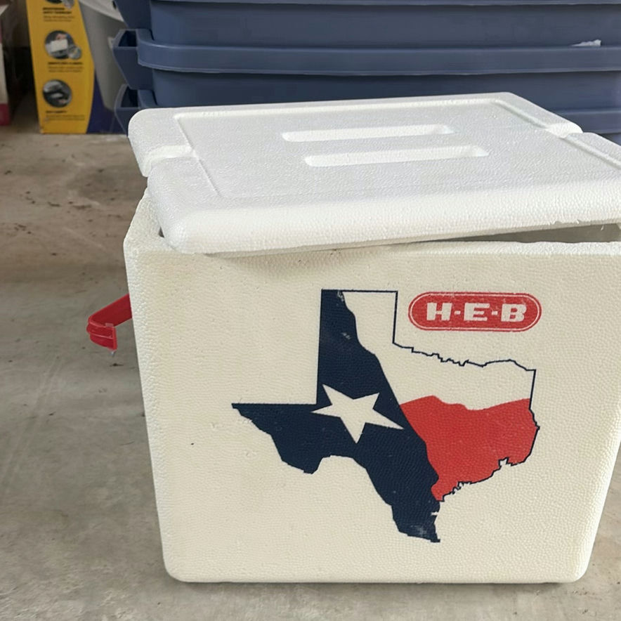 Rubbermaid Roughneck Storage Boxes and H-E-B Foam Cooler - image 2 of 5