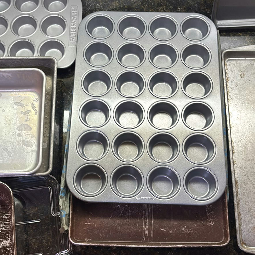 Assorted Metal Bakeware Pans and Muffin Tins - image 4 of 7
