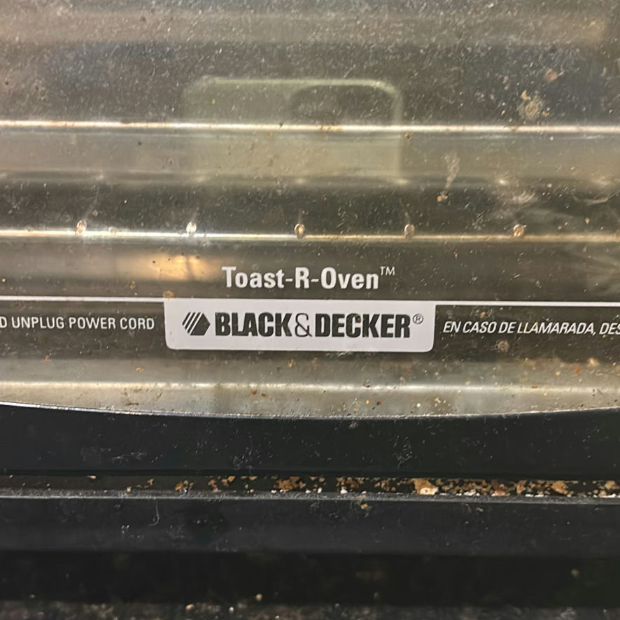 BLACK & DECKER Toast-R-Oven with Cutting Board, Wooden Spatula, and Oven Mitts - image 5 of 6