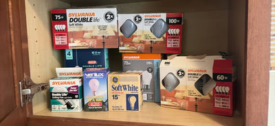 Assorted household items: lighting bulbs and laundry textiles - Image 1 of 4