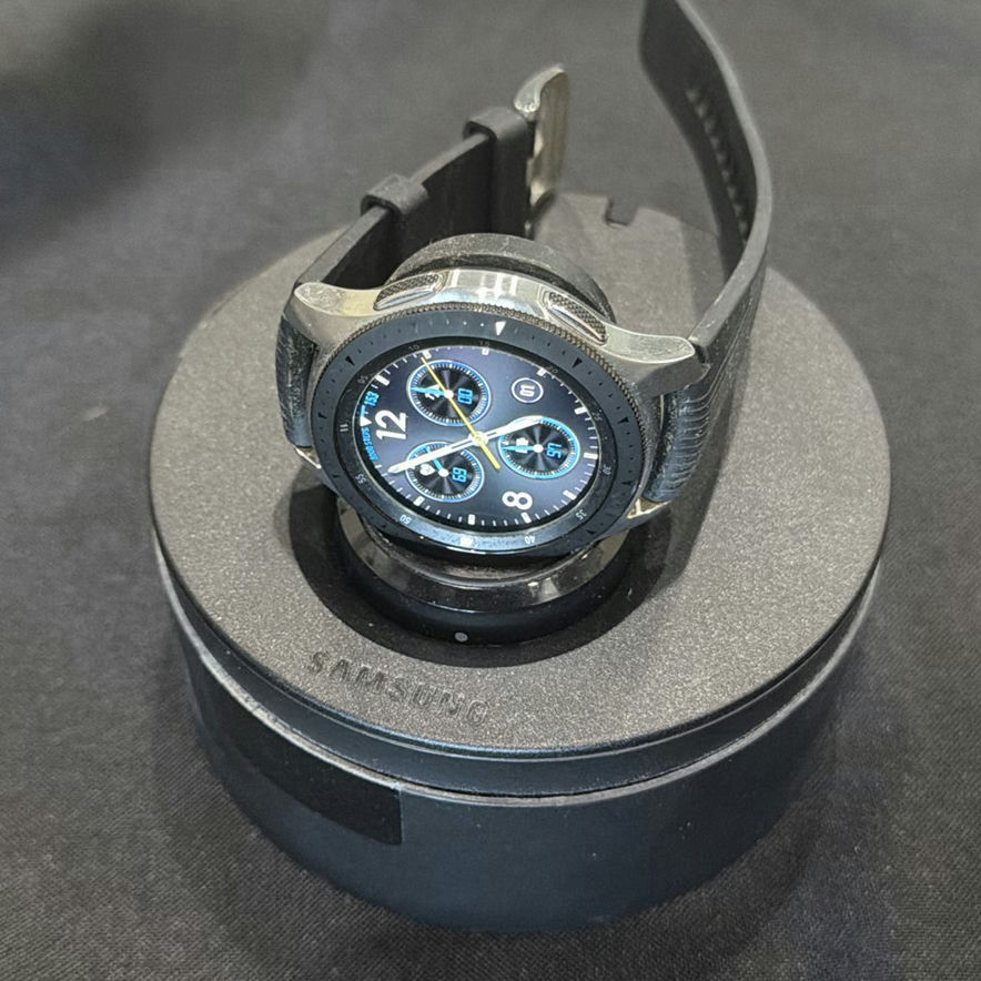 Samsung Galaxy III round smart watch with charging dock and accessories - image 7 of 9