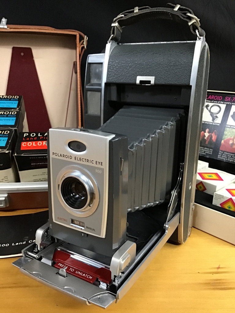 Vintage Polaroid Cameras & Leather Cases - image 5 of 5