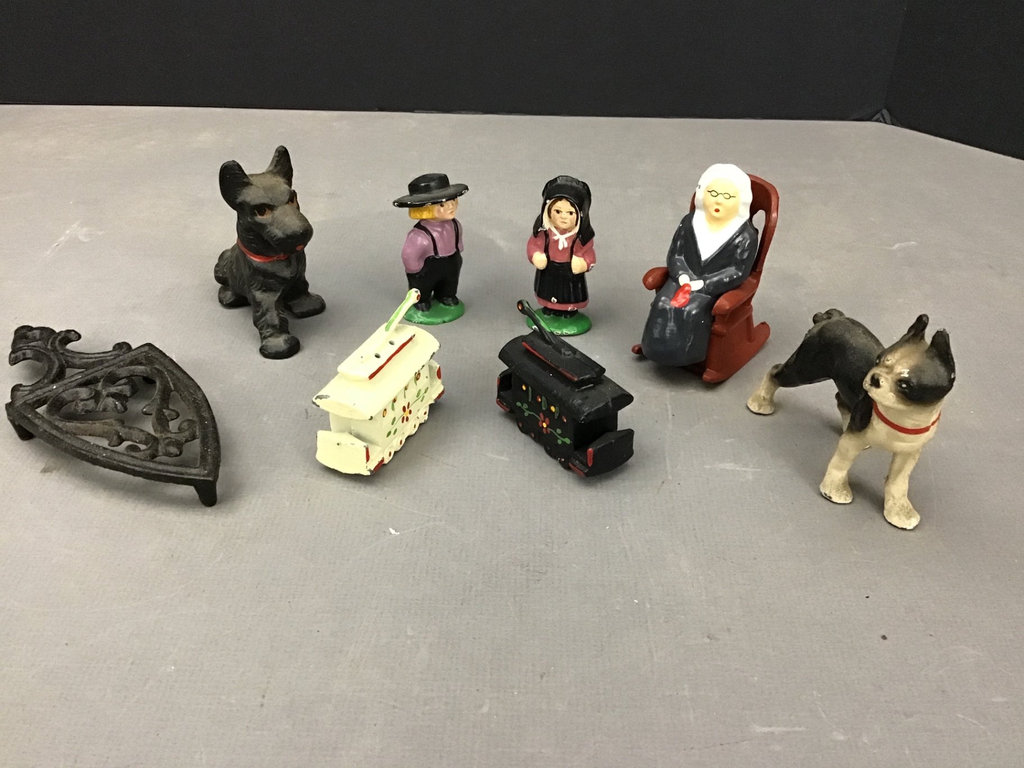 Vintage Castiron Toy Schulz’ Beer Wagon and Figurines - image 9 of 12