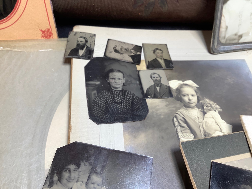 Antique Photos / Portraits - image 2 of 14