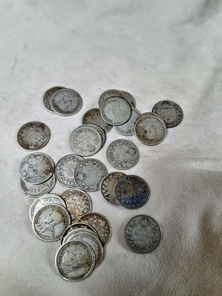 Lot Of THIRTY Early Canadian Silver Dimes From 1910-20's - image 7 of 7