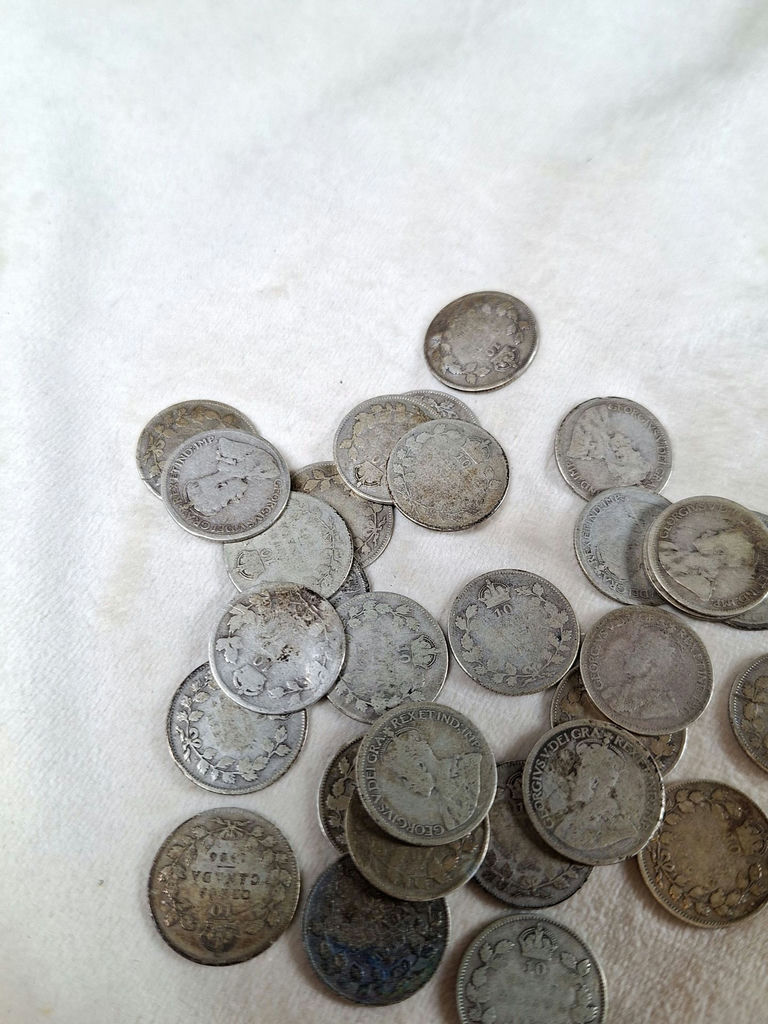 Lot Of THIRTY Early Canadian Silver Dimes From 1910-20's - image 6 of 7