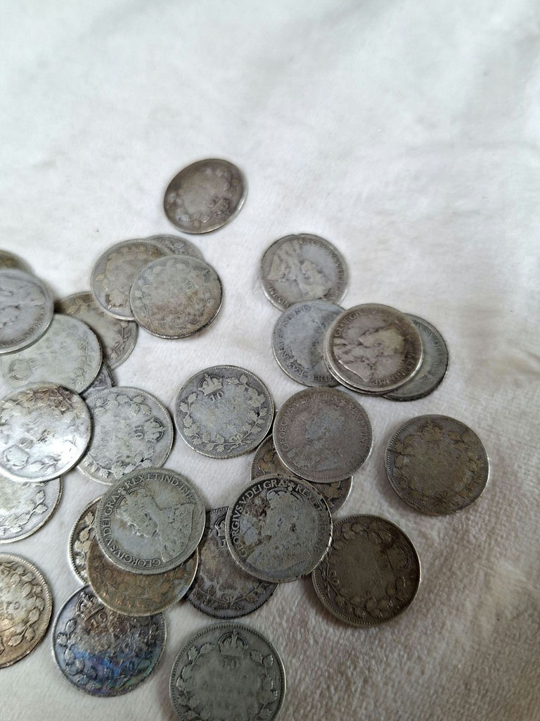 Lot Of THIRTY Early Canadian Silver Dimes From 1910-20's - image 5 of 7