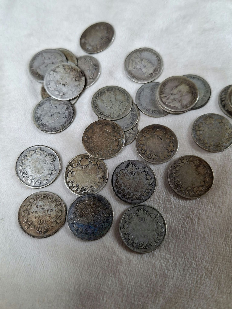 Lot Of THIRTY Early Canadian Silver Dimes From 1910-20's - image 3 of 7