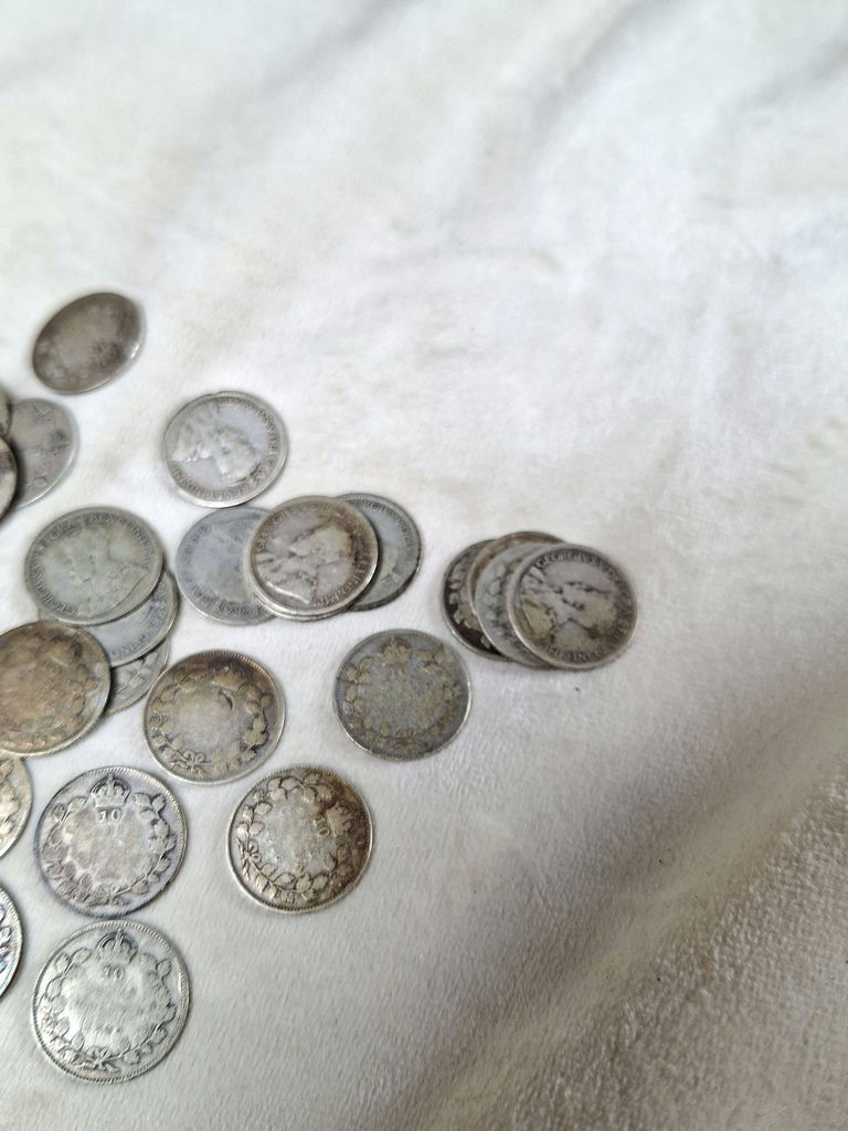 Lot Of THIRTY Early Canadian Silver Dimes From 1910-20's - image 4 of 7