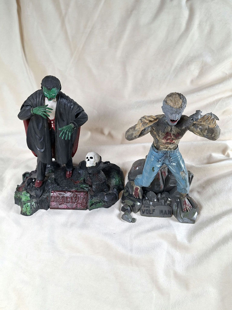 1982 UNIVERSAL PICTURES AURORA PLASTICS CORP Dracula and The Wolf Man Monster Figurines - image 1 of 6