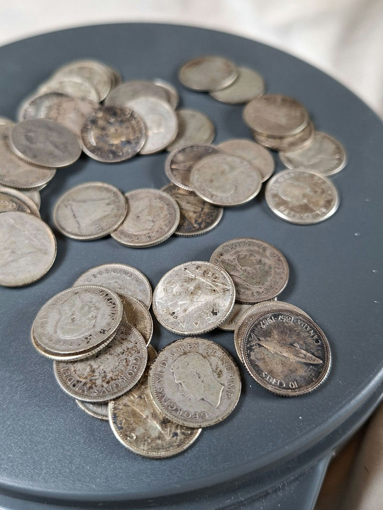 LOT OF 59 CANADIAN SILVER DIMES, 135 GRAMS - image 5 of 6
