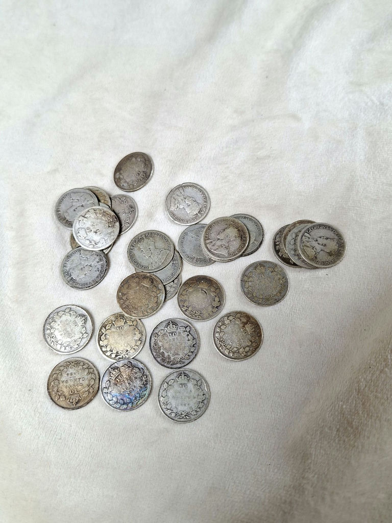 Lot Of THIRTY Early Canadian Silver Dimes From 1910-20's - image 2 of 7