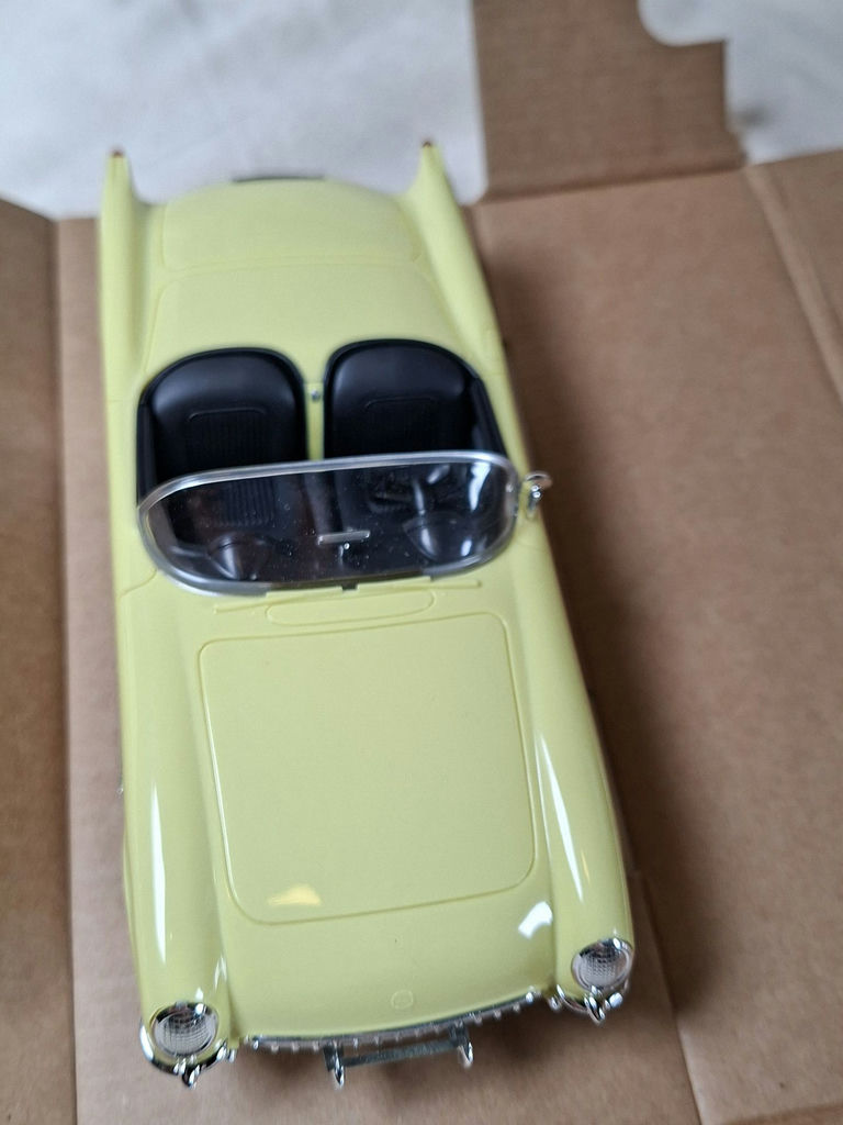 AMT Ertl Corvette Model Cars and 1972 Super Sport Corvette Snap Fit Kit - image 4 of 7