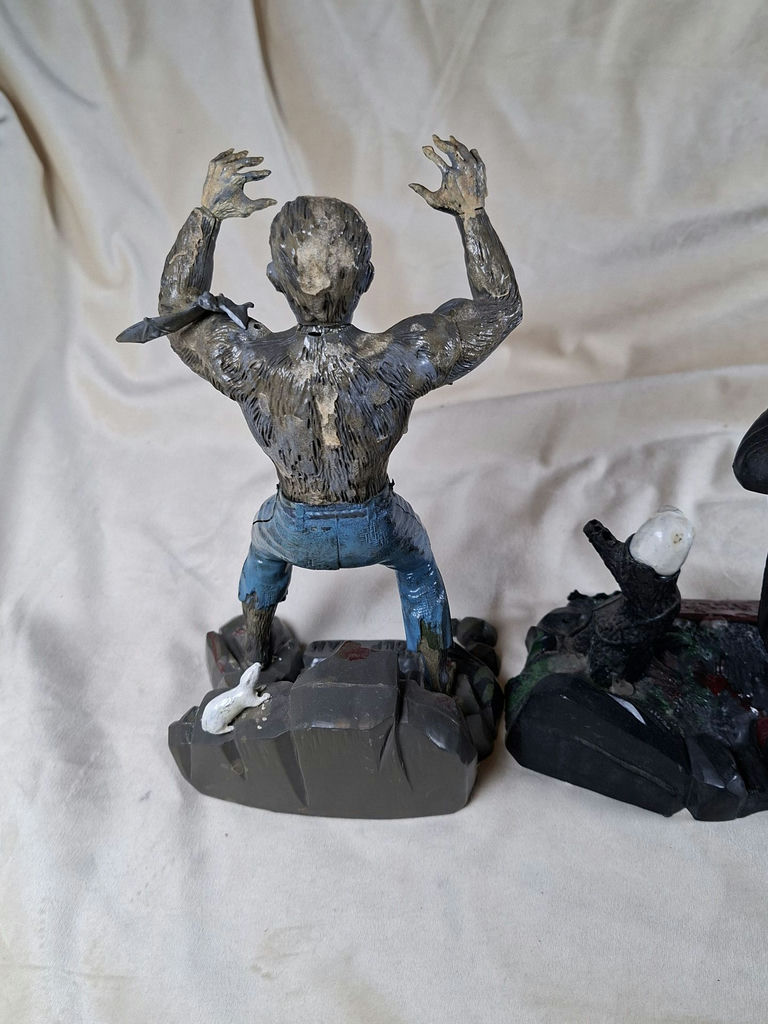 1982 UNIVERSAL PICTURES AURORA PLASTICS CORP Dracula and The Wolf Man Monster Figurines - image 4 of 6