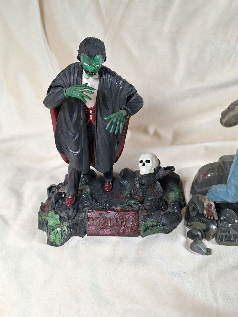 1982 UNIVERSAL PICTURES AURORA PLASTICS CORP Dracula and The Wolf Man Monster Figurines - image 2 of 6