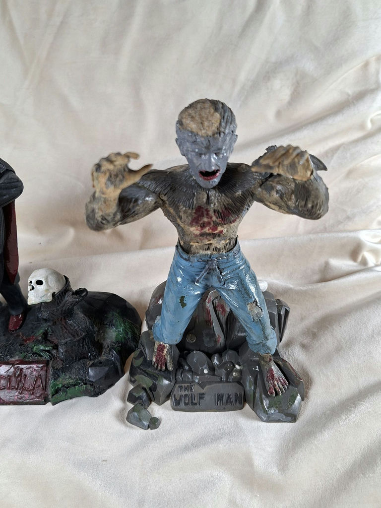 1982 UNIVERSAL PICTURES AURORA PLASTICS CORP Dracula and The Wolf Man Monster Figurines - image 3 of 6