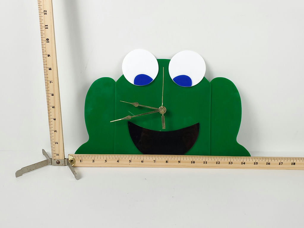 Vintage Green Plastic Frog Figural Wall Clock Whimsical Pop Art Decor - image 6 of 6