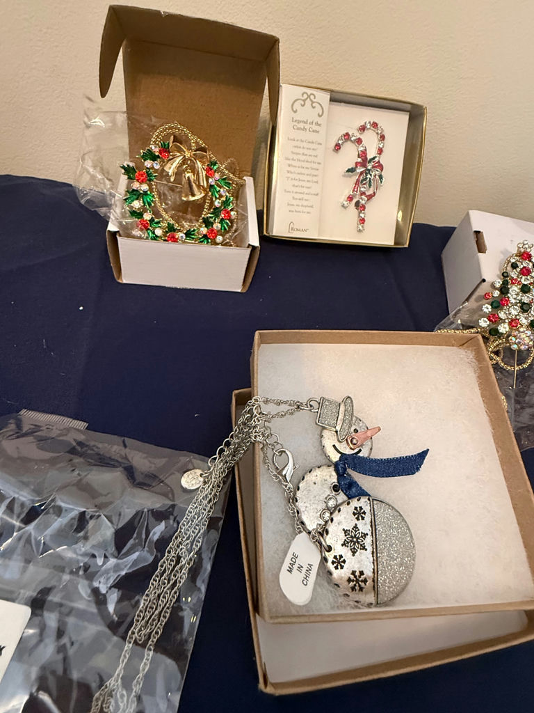 Christmas-themed jewelry and ornaments - image 2 of 4