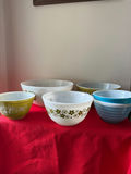 Set of floral-bordered Pyrex mixing bowls - thumbnail 1 of 7