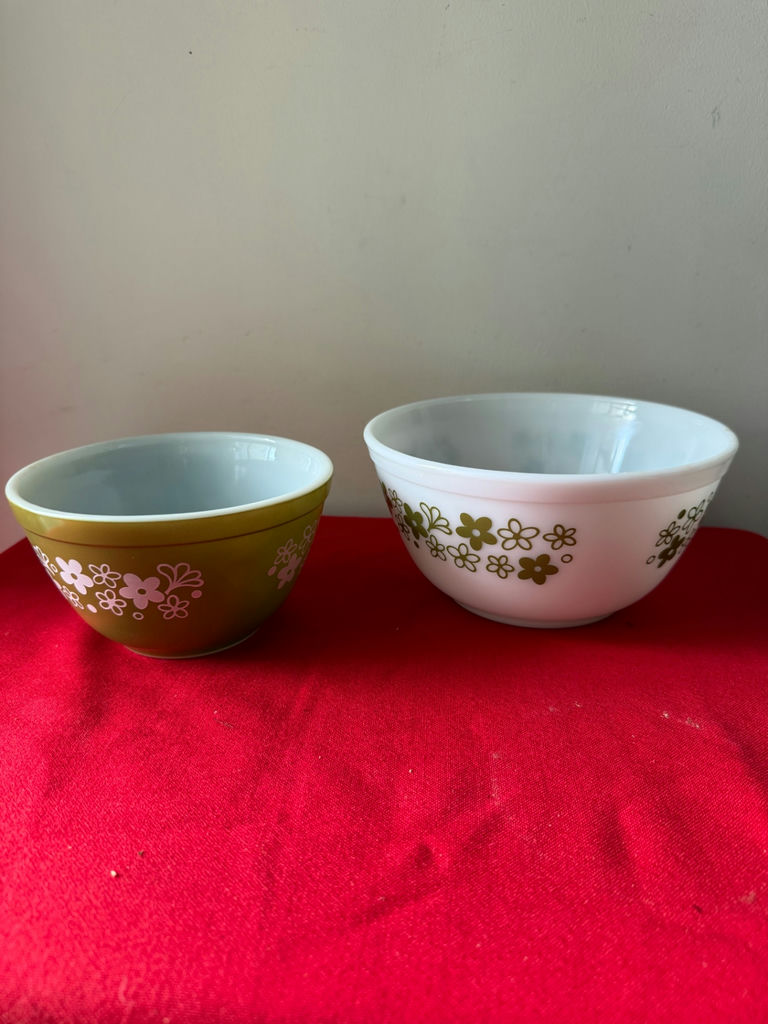 Set of floral-bordered Pyrex mixing bowls - image 5 of 7