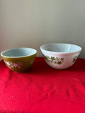 Set of floral-bordered Pyrex mixing bowls - thumbnail 5 of 7