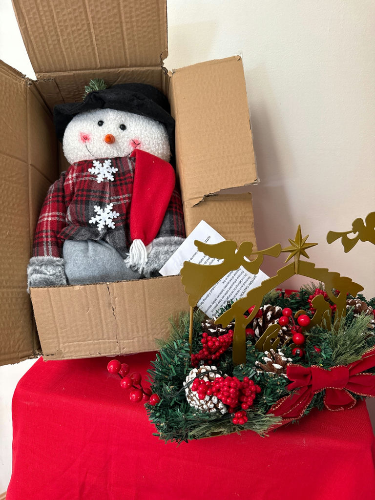 New Snowman plush in box with new  Christmas wreath - image 2 of 4