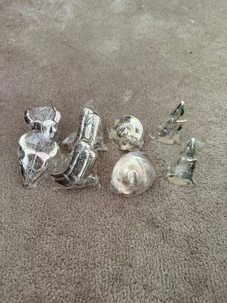 Assorted napkin rings and decorative trinkets - image 6 of 8