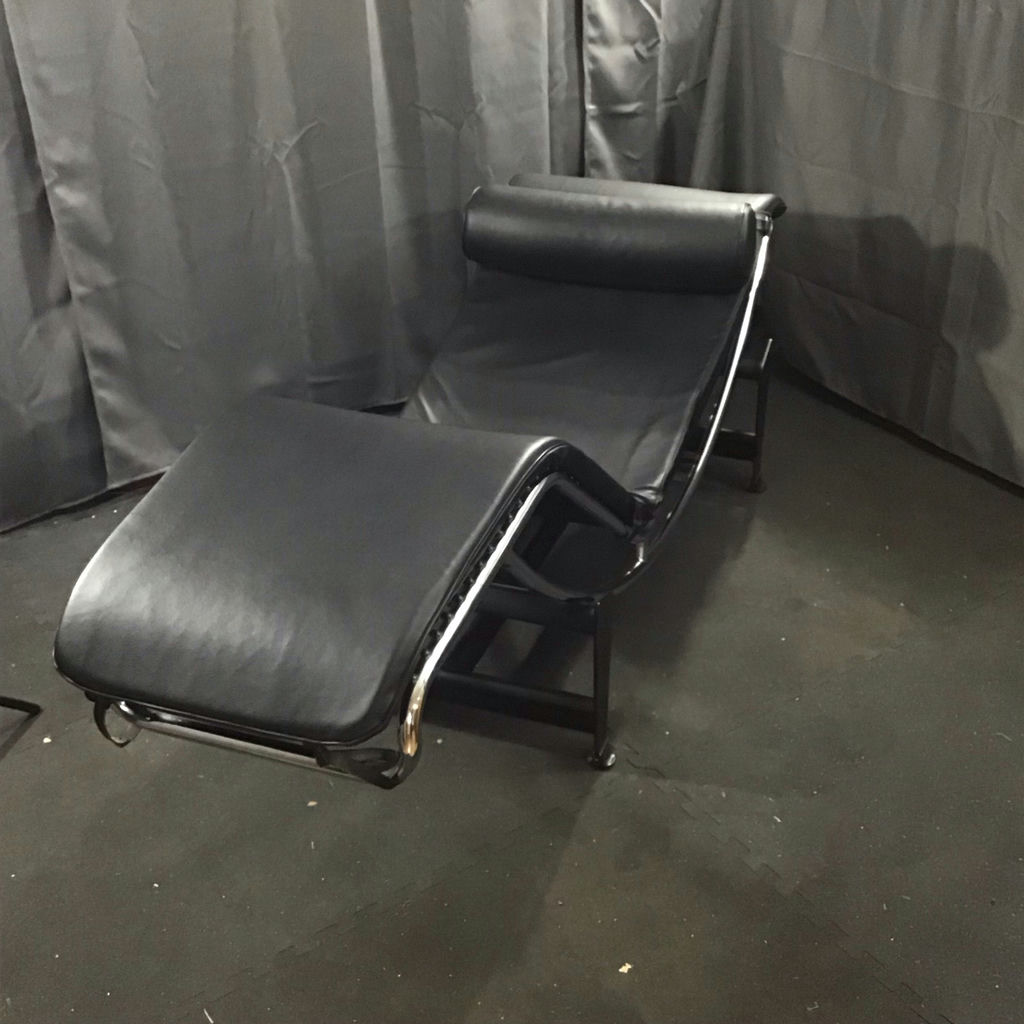 LC4 Leather & Chrome Chaise Lounger - image 4 of 13
