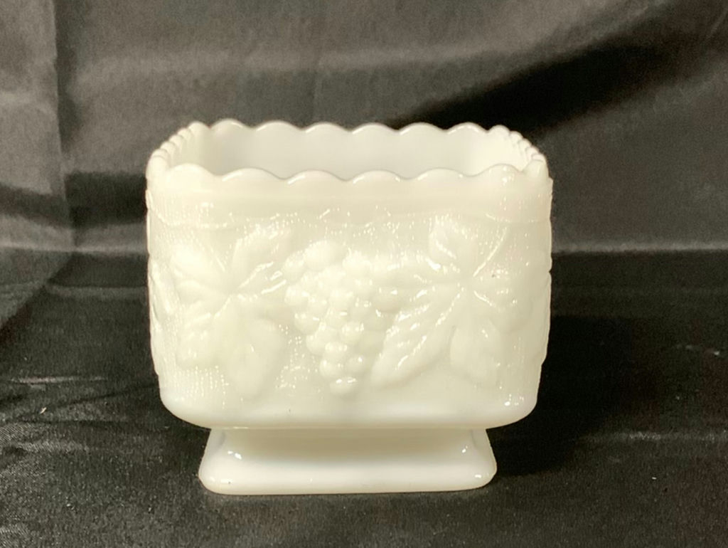 Vintage Milk Glass Pieces - image 6 of 10