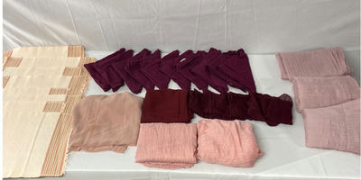 Placemats, Tablecloths and Napkins - Image 1 of 5