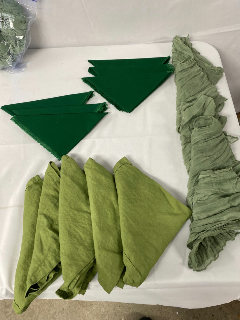 Table Cloths and Napkins - image 7 of 8