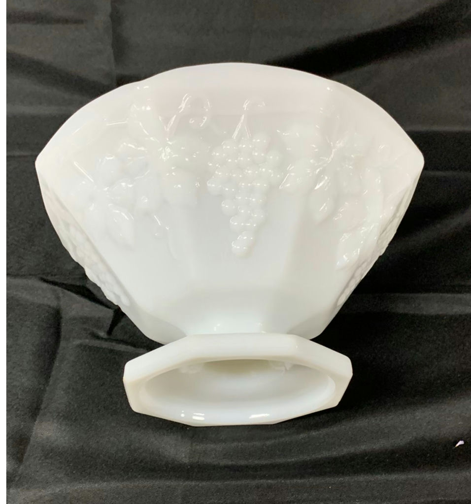 Vintage Milk Glass Pieces - image 4 of 10