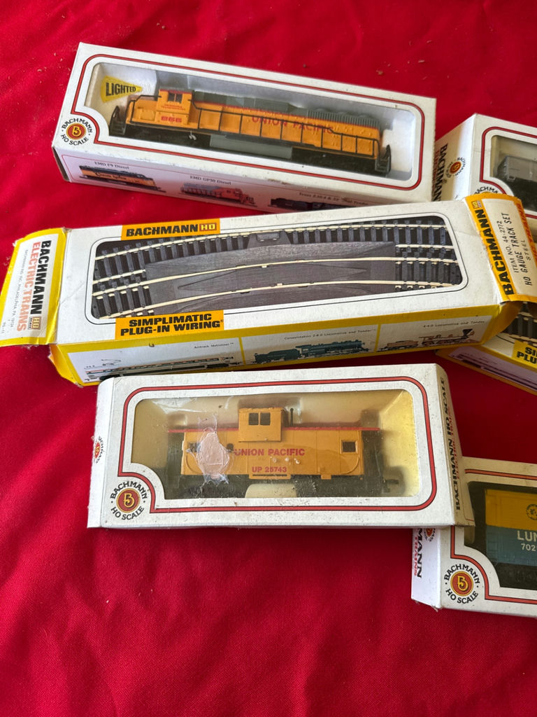 Bachmann HO Scale Train Locomotives and Freight Cars in Original Boxes - image 2 of 3