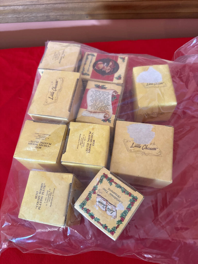 Set of small vintage gift boxes with Christmas illustrations - image 1 of 2