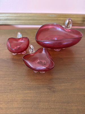 Red glass heart-shaped bowl set - Image 1 of 2