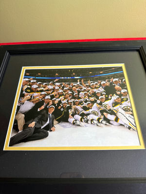 Framed group photo Bruins hockey team celebrating - Image 1 of 3