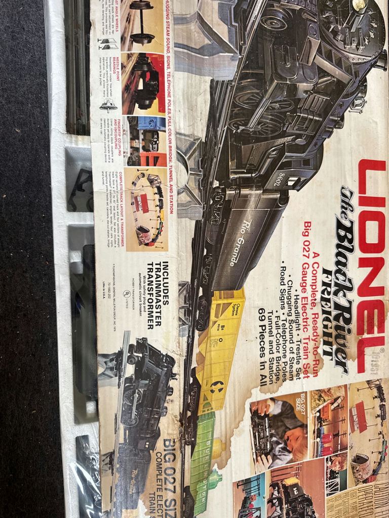 Lionel Ready-to-Run Model Train Set with Tracks - image 2 of 3