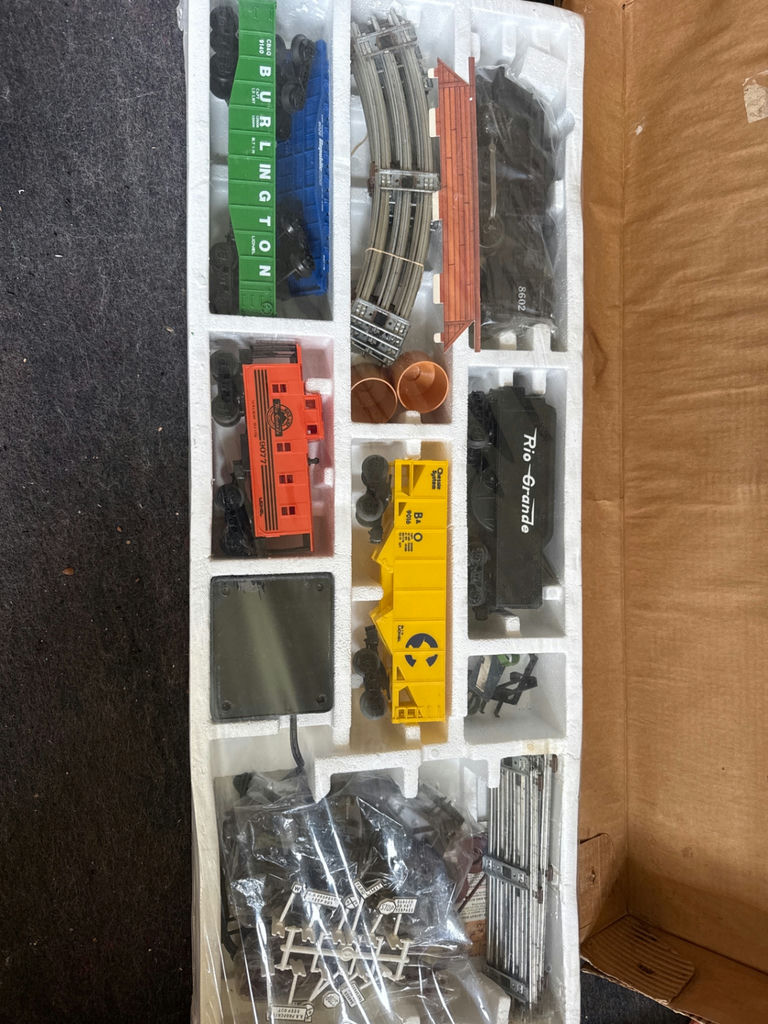 Lionel Ready-to-Run Model Train Set with Tracks - image 3 of 3