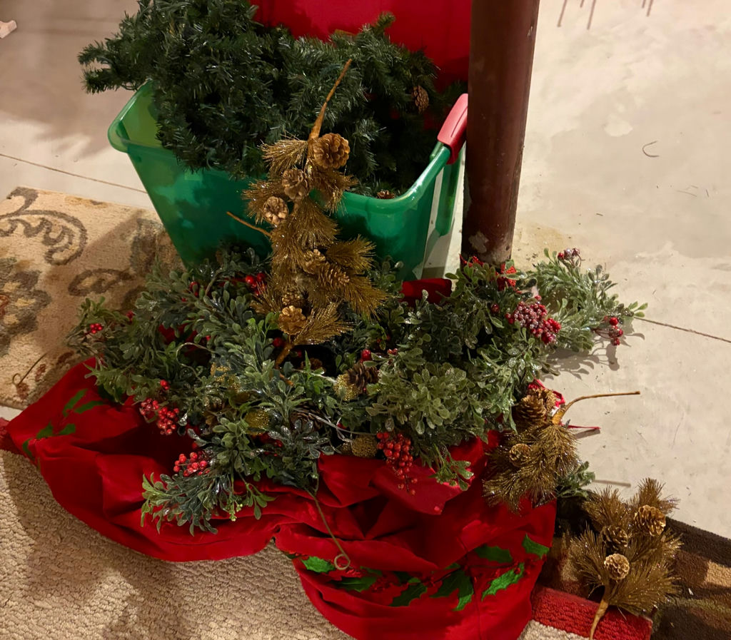 Christmas Display, Tree Topper and Garland - image 2 of 2