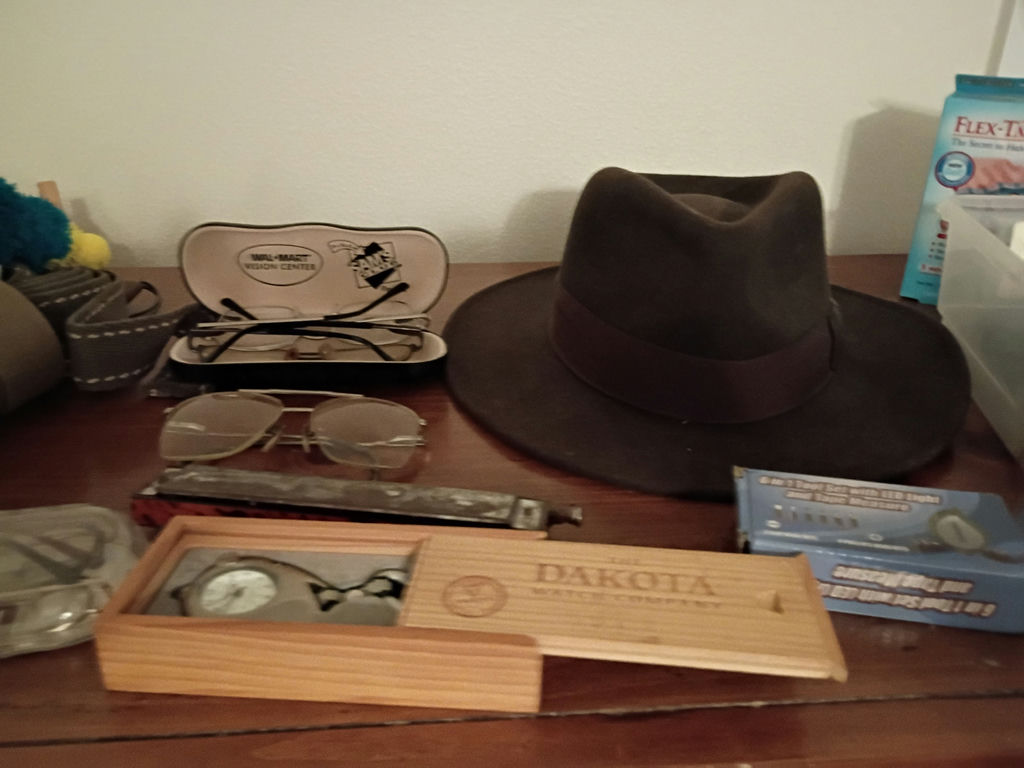 Assorted Fashion Accessories and Desk Items - image 3 of 6