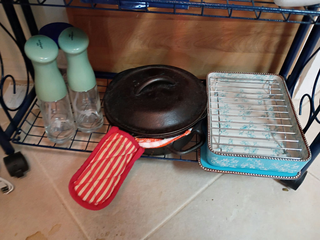 Assorted Kitchen Appliances and Cookware Set - image 6 of 8