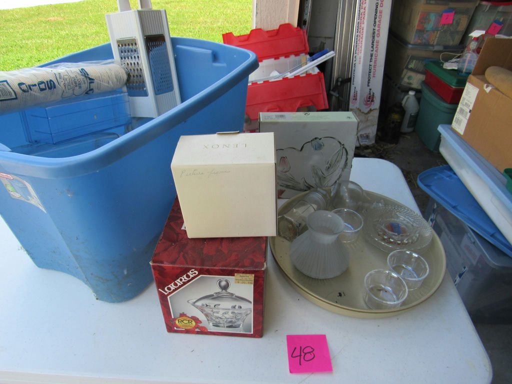 Assorted Kitchen and Glassware Items - image 1 of 4